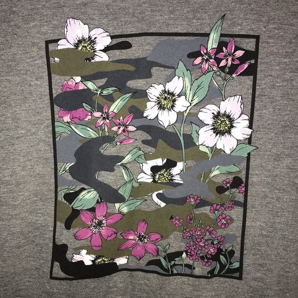 NWT Heathered Grey Free State Floral/Camo Tee. Size M - Picture 3 of 8